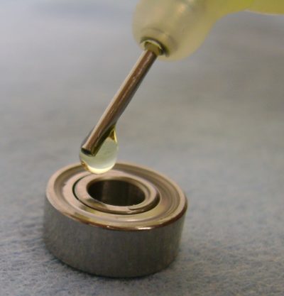 Oiling a reel bearing